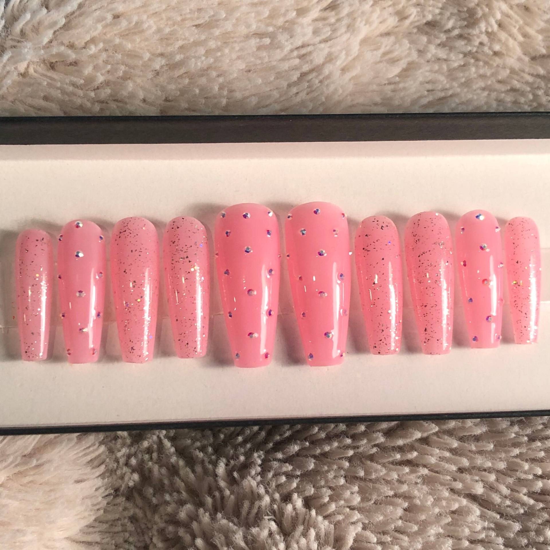 Pink Glitter Und Kristall Drücken Auf Die Nägel - Von Glesh Nail Boutique von GleeshNailBoutique