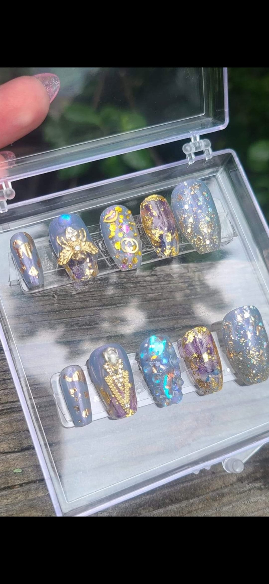 Purple Bee Press On Nails, Aurora-Kristalle, Goldfolien, Charms von GlitterNailGoods