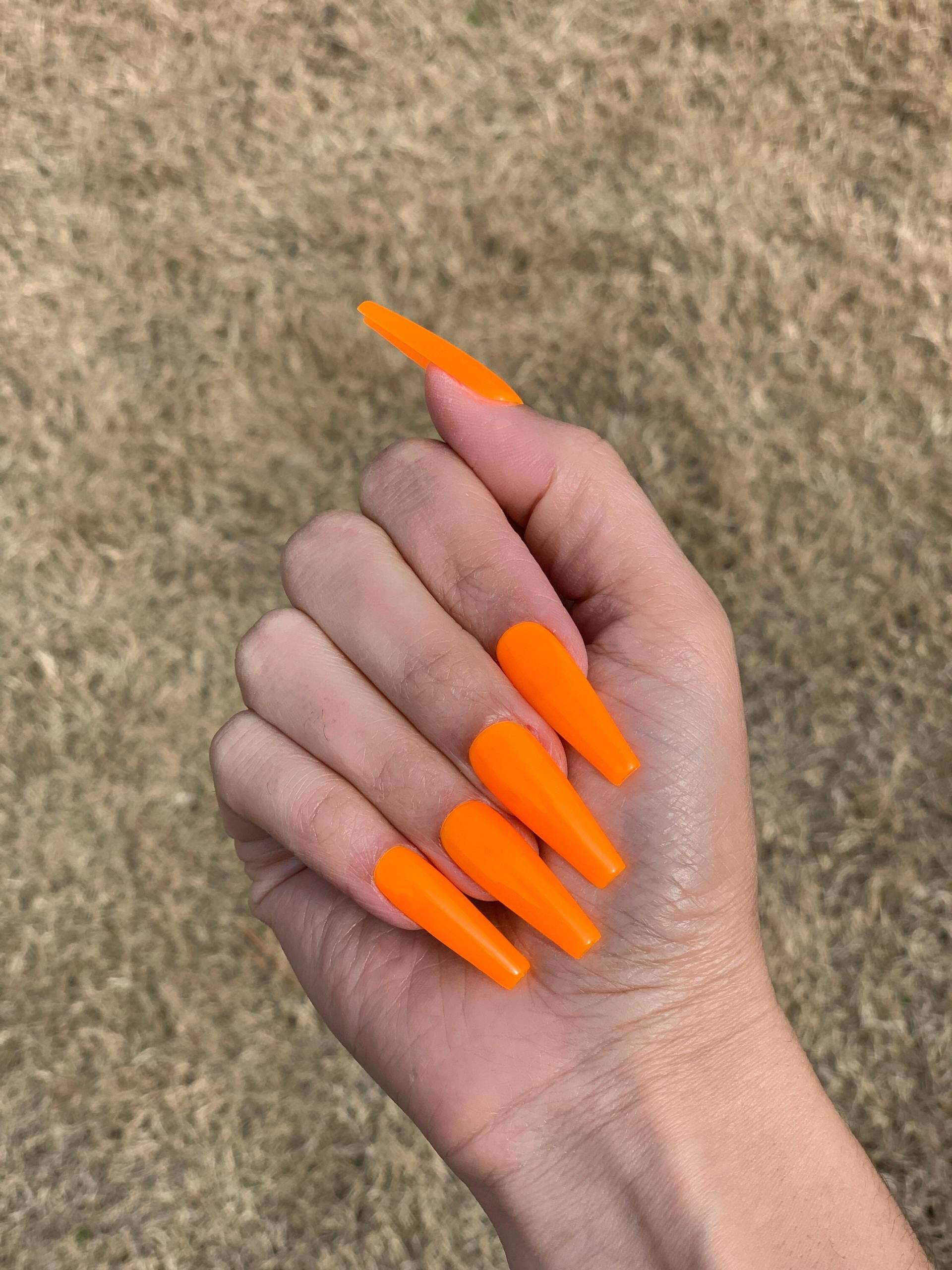 Mandarine | Semi Sheer Neon Orange Handarbeit Press On Nails von GoldenThirtyNails