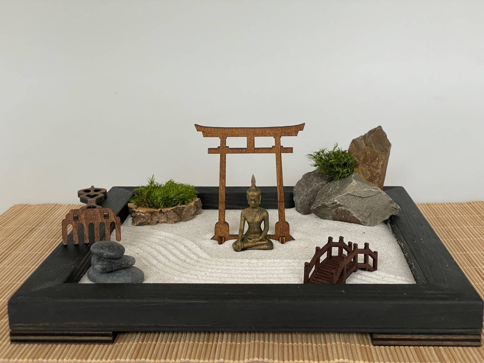 Großer Schwarzer Zengarten Aus Fsc- Massivholz Mit Buddha, Torii, Brücke, Moos Und Holz-Harke - Nachhaltig & Umweltfreundlich Großer Schwarzer Zengarten Aus Fsc- Massivholz Mit Buddha, Torii, Brücke, Moos Und Holz-Harke - Nachhaltig & Umweltfreundlich von GreenUpDeco