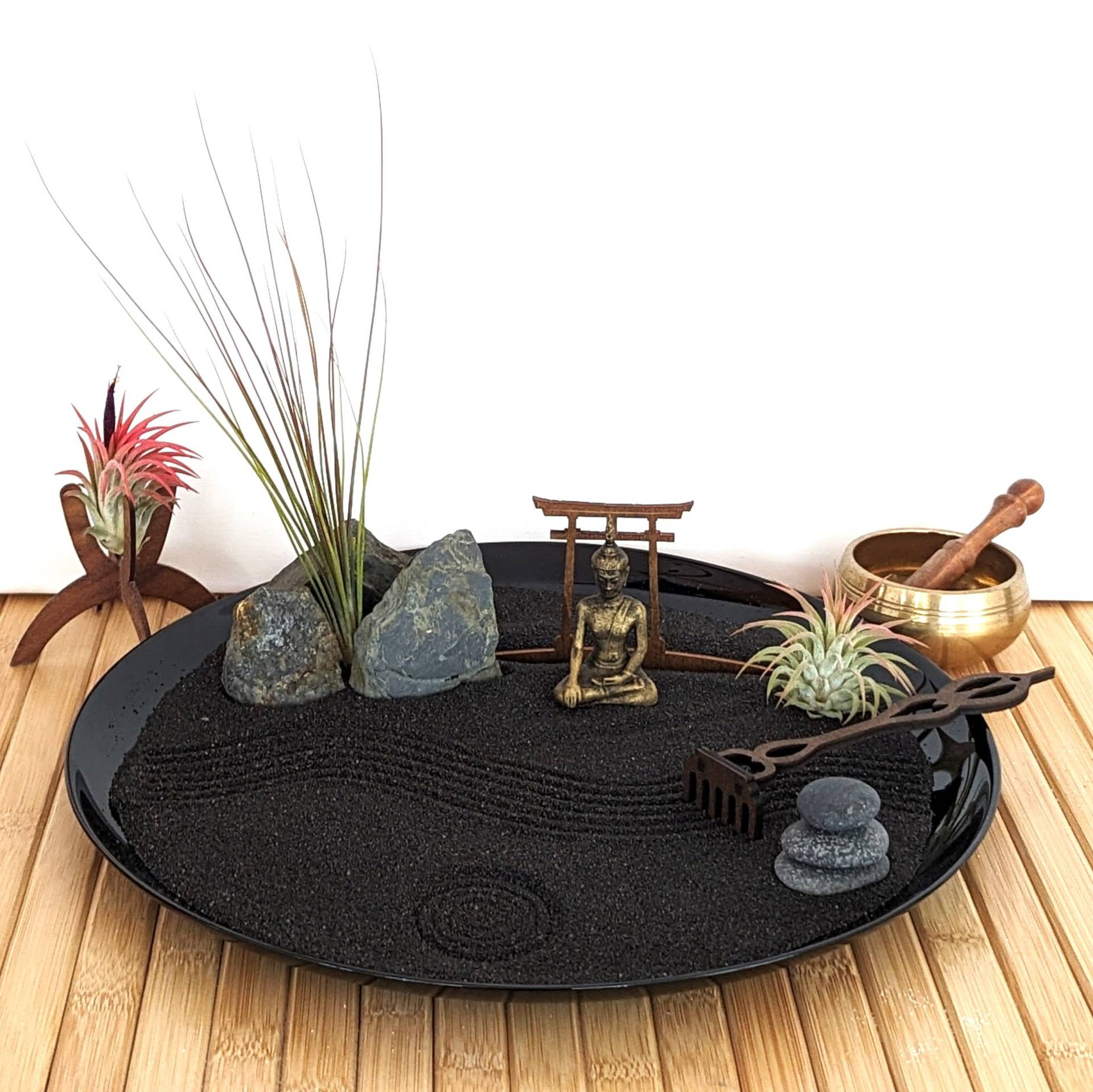 Handgefertigtes Xxl Großes Zen-Garten Set Mit Schwarzem Sand, Buddha-Figur, Torii, Steinen, Tillandsien Und Harke - Karesunsui Handgefertigtes Xxl Großes Zen-Garten Set Mit Schwarzem Sand, Buddha-Figur, Torii, Steinen, Tillandsien Und Harke - Karesunsui von GreenUpDeco