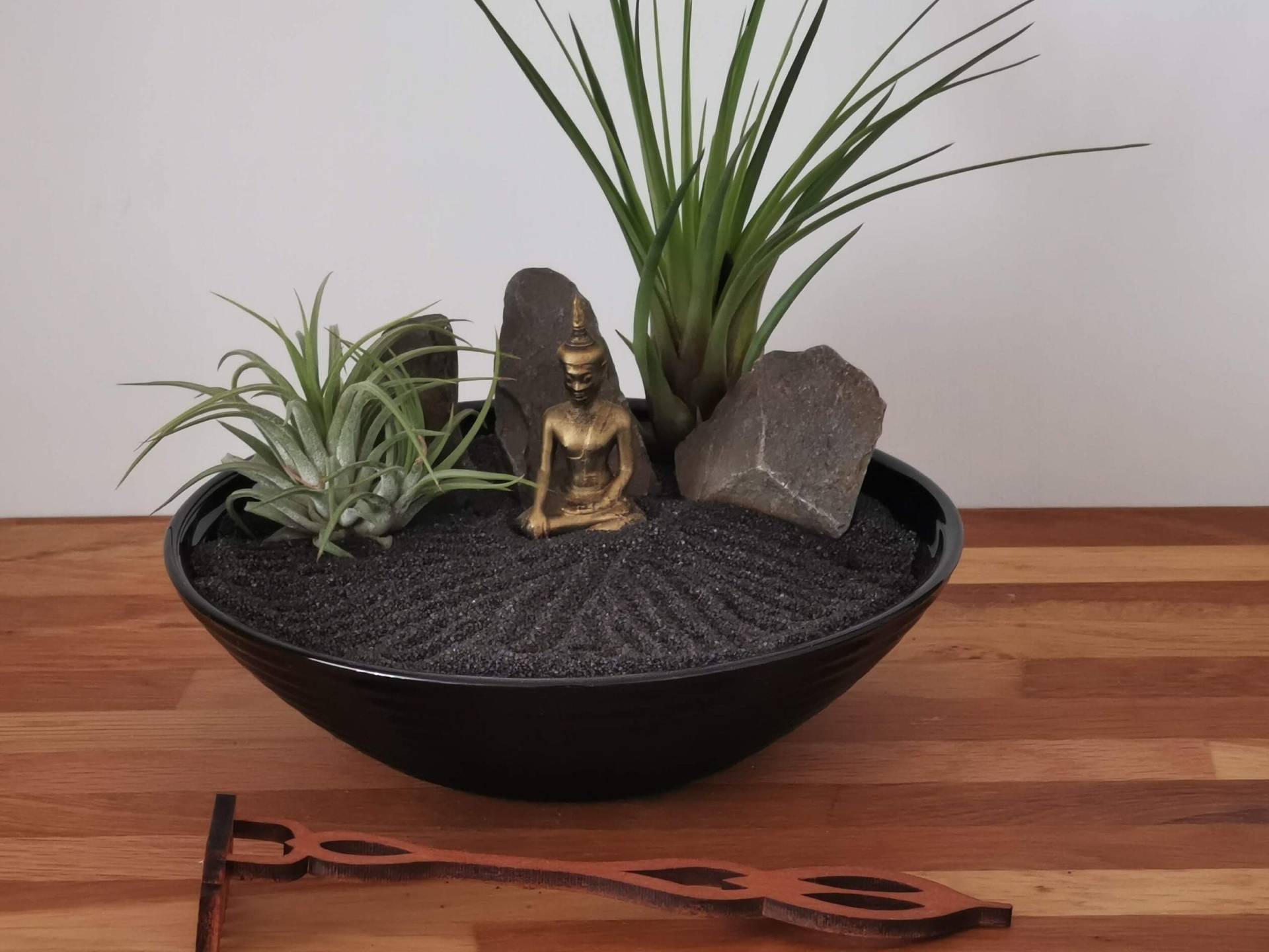 Zen-Garten Aus Schwarzem Opalglas Mit Buddha-Figur, Harke, Steinen Und Luftpflanzen - Nachhaltig & Umweltfreundlich Zen-Garten Aus Schwarzem Opalglas Mit Buddha-Figur, Harke, Steinen Und Luftpflanzen - Nachhaltig & Umweltfreundlich von GreenUpDeco
