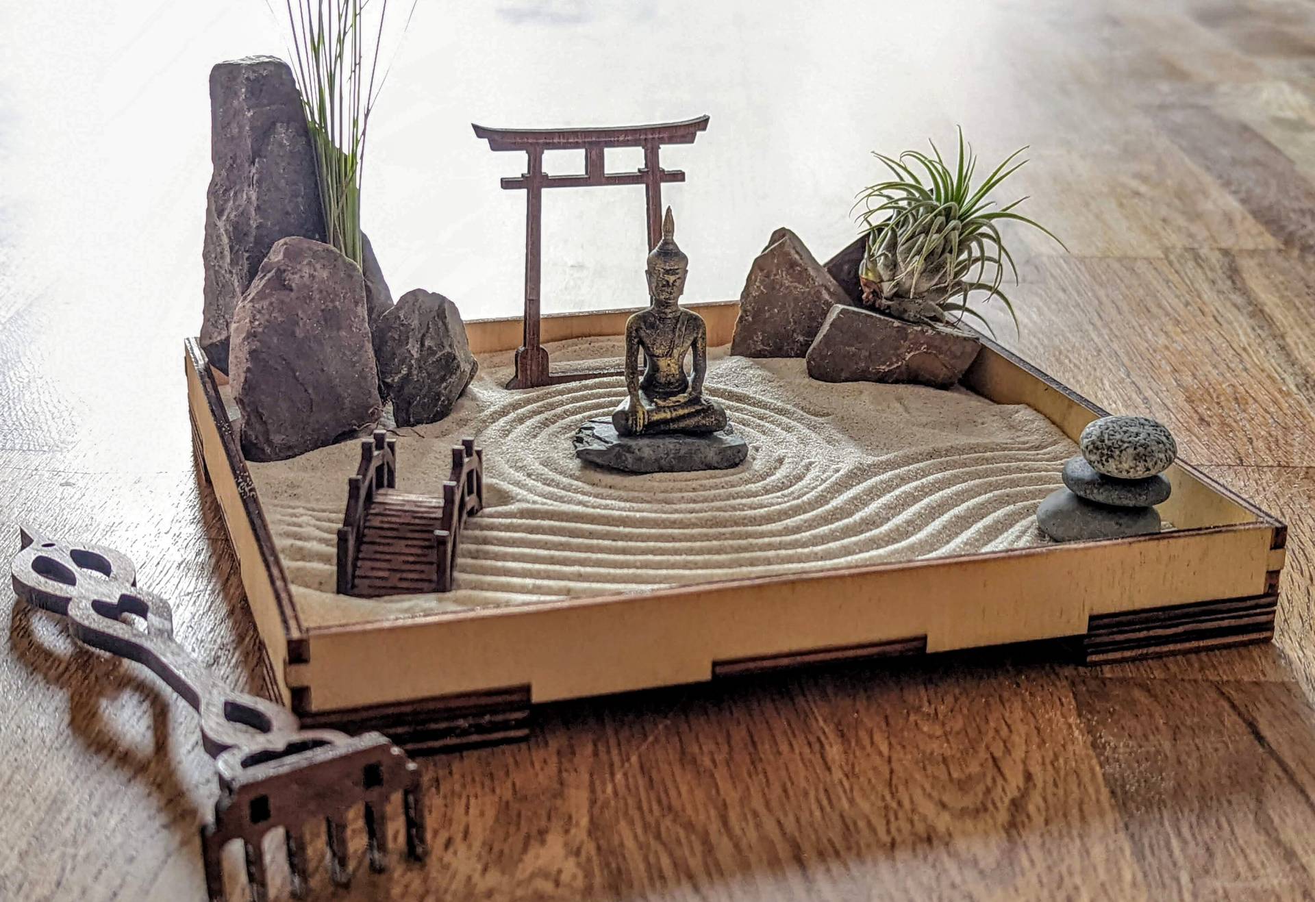 Zengarten -Set Mit Buddha-Figur, Harke, Torii Und Brücke - Feng Shui Meditation Nachhaltig & Umweltfreundlich Selbstmach-Set von GreenUpDeco