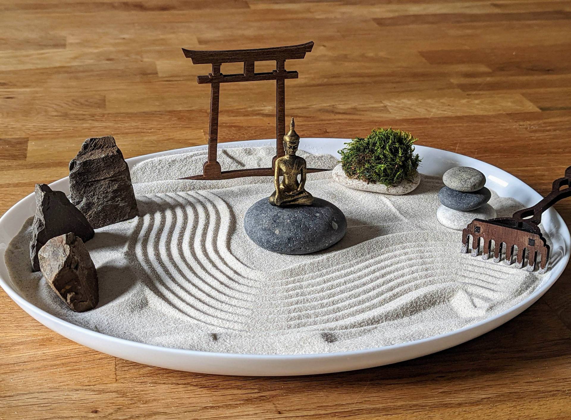xl Großer Weißer Zengarten Mit Buddha, Moos, Steinen Und Harke, Nachhaltige Geschenk-Idee Zur Entspannung - Karesunsui Heimdecor xl Großer Weißer Zengarten Mit Buddha, Moos, Steinen Und Harke, Nachhaltige Geschenk-Idee Zur Entspannung - Karesunsui Heimdecor von GreenUpDeco
