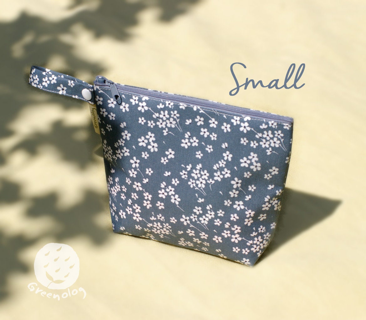 Wetbag Gr. S/L Mit Blümchen Navy Wetbag Gr. S/L Mit Blümchen Navy von Greenolog