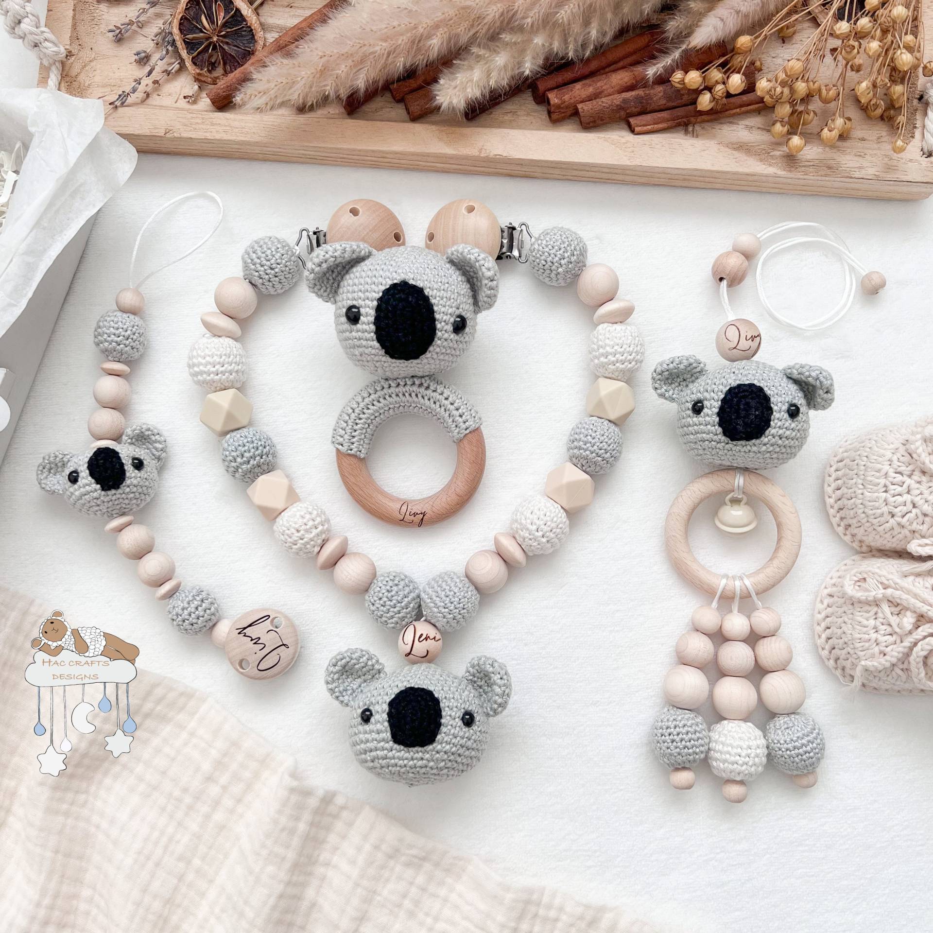 Kinderwagenkette Schnullerkette Mit Namen Maxicosi Anhänger Rassel Personalisiert Set/ Einzeln Geburtsgeschenk Babyparty Babyshower Kinderwagenkette Schnullerkette Mit Namen Maxicosi Anhänger Rassel Personalisiert Set/ Einzeln Geburtsgeschenk Babyparty Babyshower von HACCraftsDesigns