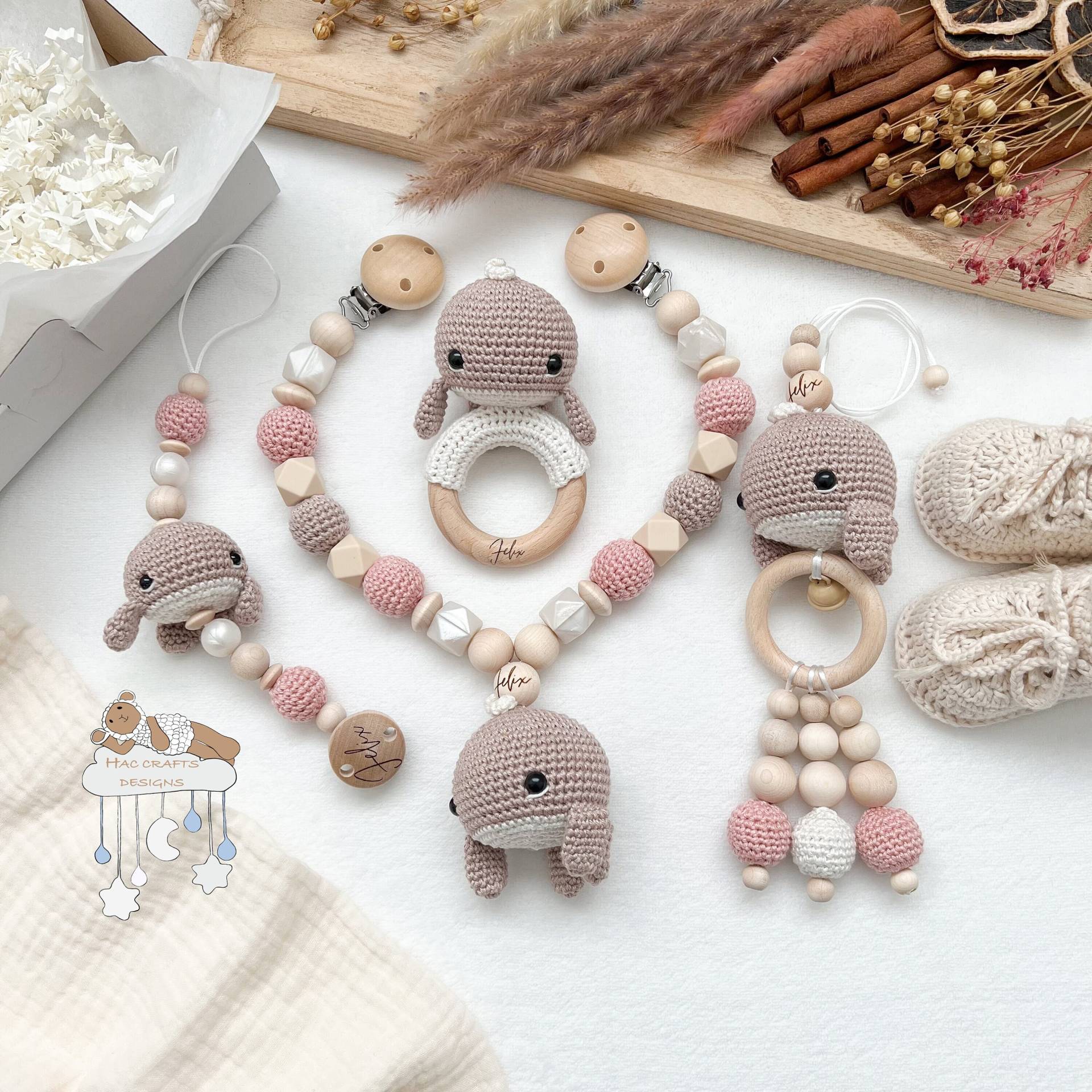 Personalisierbar Wal Braun Rosa Sparset Kinderwagenkette Anhänger Schnullerkette Greifspielzeug Babyshower Taufe Geburtsgeschenk Personalisierbar Wal Braun Rosa Sparset Kinderwagenkette Anhänger Schnullerkette Greifspielzeug Babyshower Taufe Geburtsgeschenk von HACCraftsLittle