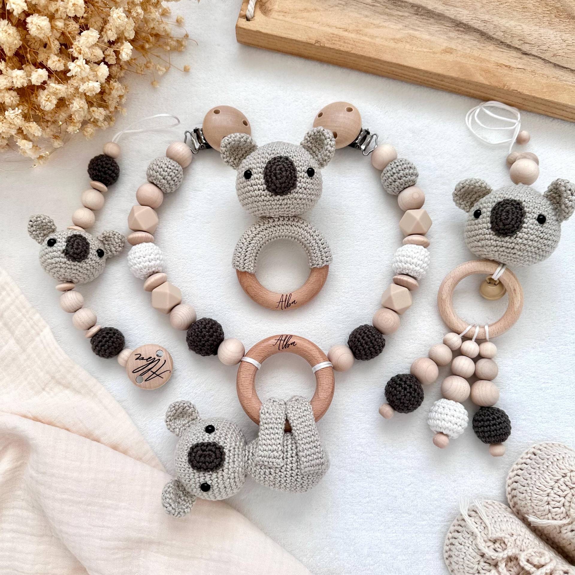 Personalisiert Koala Sparset Kinderwagenkette Anhänger Schnullerkette Geburtsgeschenk Taufe Babyshower Personalisiert Koala Sparset Kinderwagenkette Anhänger Schnullerkette Geburtsgeschenk Taufe Babyshower von HACCraftsLittle