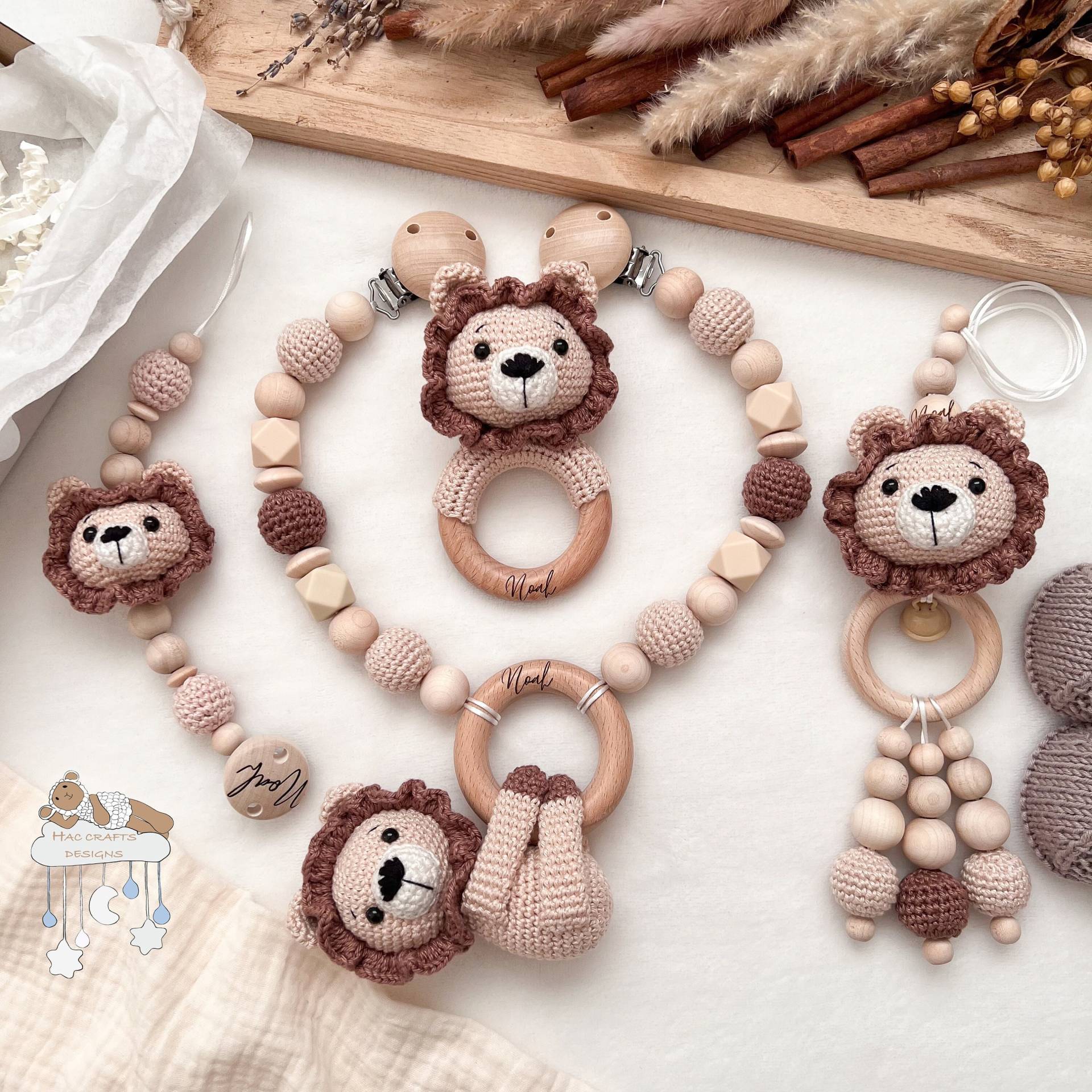 Personalisiert Löwe Sparset Kinderwagenkette Anhänger Greifring Schnullerkette Babyshower Taufe Geburtsgeschenk Mit Gravur Naturtöne Personalisiert Löwe Sparset Kinderwagenkette Anhänger Greifring Schnullerkette Babyshower Taufe Geburtsgeschenk Mit Gravur Naturtöne von HACCraftsLittle