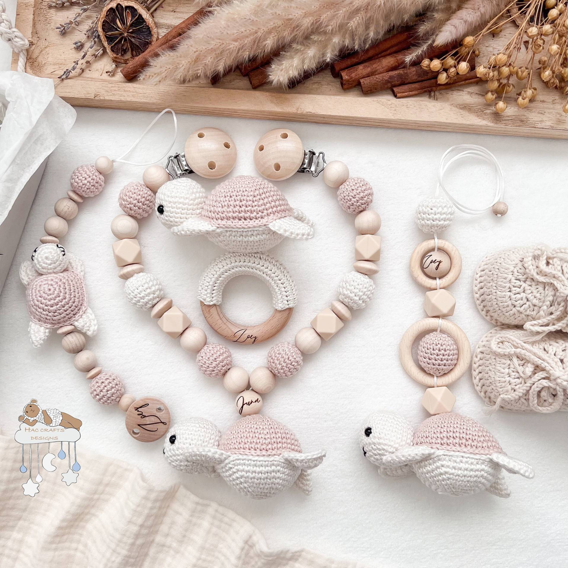 Personalisiert Schildkröte Sparset Farbe #15 Kinderwagenkette Anhänger Schnullerkette Geburtsgeschenk Taufe Babyshower Personalisiert Schildkröte Sparset Farbe #15 Kinderwagenkette Anhänger Schnullerkette Geburtsgeschenk Taufe Babyshower von HACCraftsLittle