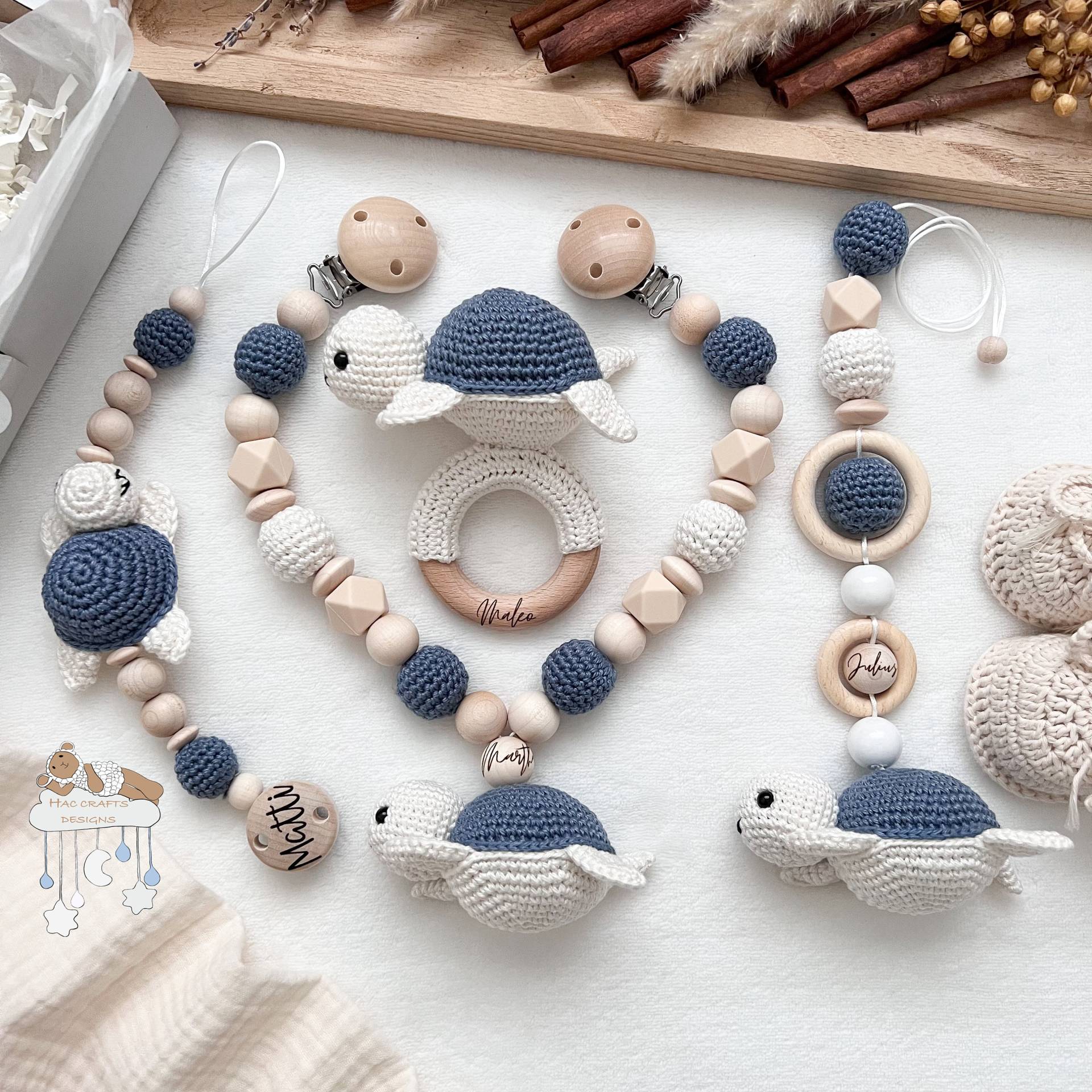 Personalisiert Taupe Schildkröte Sparset Farbe #4 Kinderwagenkette Anhänger Schnullerkette Taufe Geburtsgeschenk Geschenkset Babyshower Personalisiert Taupe Schildkröte Sparset Farbe #4 Kinderwagenkette Anhänger Schnullerkette Taufe Geburtsgeschenk Geschenkset Babyshower von HACCraftsLittle