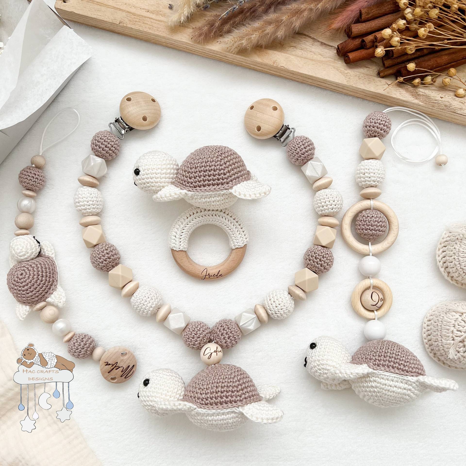 Personalisiert Taupe Schildkröte Sparset Farbe #6 Kinderwagenkette Anhänger Schnullerkette Taufe Geburtsgeschenk Geschenkset Babyshower Personalisiert Taupe Schildkröte Sparset Farbe #6 Kinderwagenkette Anhänger Schnullerkette Taufe Geburtsgeschenk Geschenkset Babyshower von HACCraftsLittle
