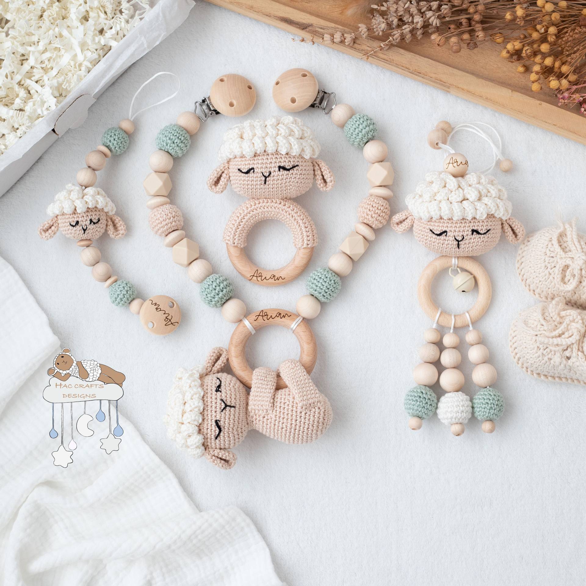 Personalisiertes Schaf Creme & Mint Sparset Kinderwagenkette Anhänger Rassel Schnullerkette Babyshower Taufe Geburtsgeschenk Mit Gravur Personalisiertes Schaf Creme & Mint Sparset Kinderwagenkette Anhänger Rassel Schnullerkette Babyshower Taufe Geburtsgeschenk Mit Gravur von HACCraftsLittle
