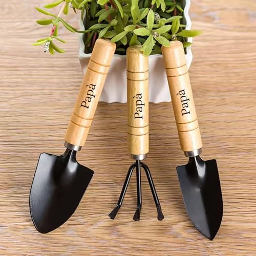 HERSTL Personalisiertes Gartenwerkzeug-Set Von 3, Individuell Gravierter Garten-Holzgriff, Mattschwarzer Kultivator, Kelle, Unkrautstecher, Geschenk for Sie, Mama & Papa HERSTL Personalisiertes Gartenwerkzeug-Set Von 3, Individuell Gravierter Garten-Holzgriff, Mattschwarzer Kultivator, Kelle, Unkrautstecher, Geschenk for Sie, Mama & Papa von HERSTL