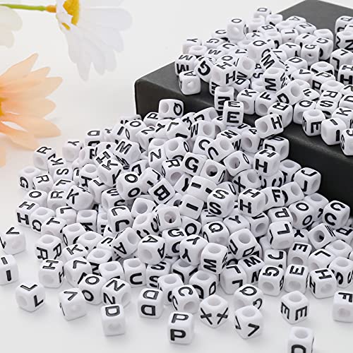 HERZWILD buchstabenperlen zum auffädeln ca.700pcs 7x7mm buchstaben perlen viereckig bastelnperlen Buchstaben A-Z perlen für Schmuck Basteln(black-white 7x7mm) von HERZWILD