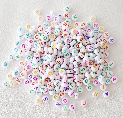 HERZWILD ca.1000pcs Buchstabenperlen zum auffädeln runde 4x7mm weiße Perlen mit bunten Buchstaben A-Z Alphabet-Perlen Bastelnperlen für Schmuck Basteln (bunt weiss-b) von HERZWILD