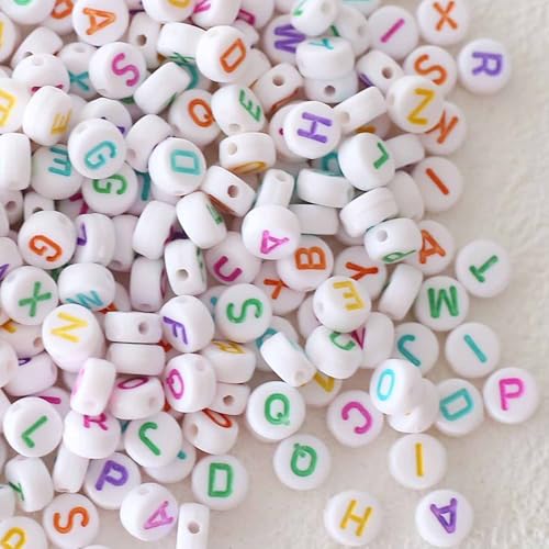 HERZWILD ca.1000pcs Buchstabenperlen zum auffädeln runde 4x7mm weiße Perlen mit bunten Buchstaben A-Z Alphabet-Perlen Bastelnperlen für Schmuck Basteln (bunt weiss-b) von HERZWILD