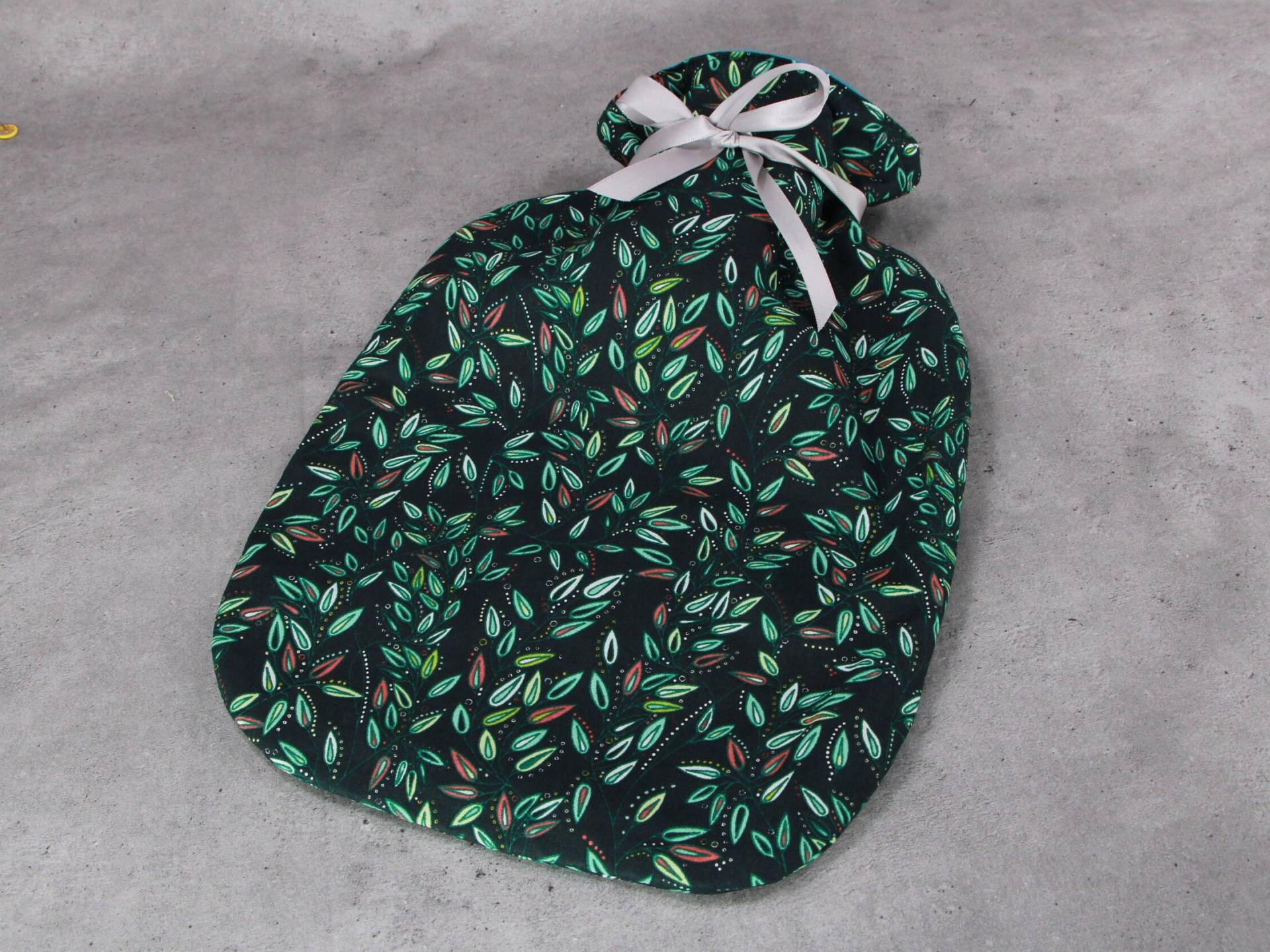 Wärmflaschenbezug, Schwarz Mit Mintgrünen Blätter Wärmflaschenbezug, Schwarz Mit Mintgrünen Blätter von HKModeHandmade