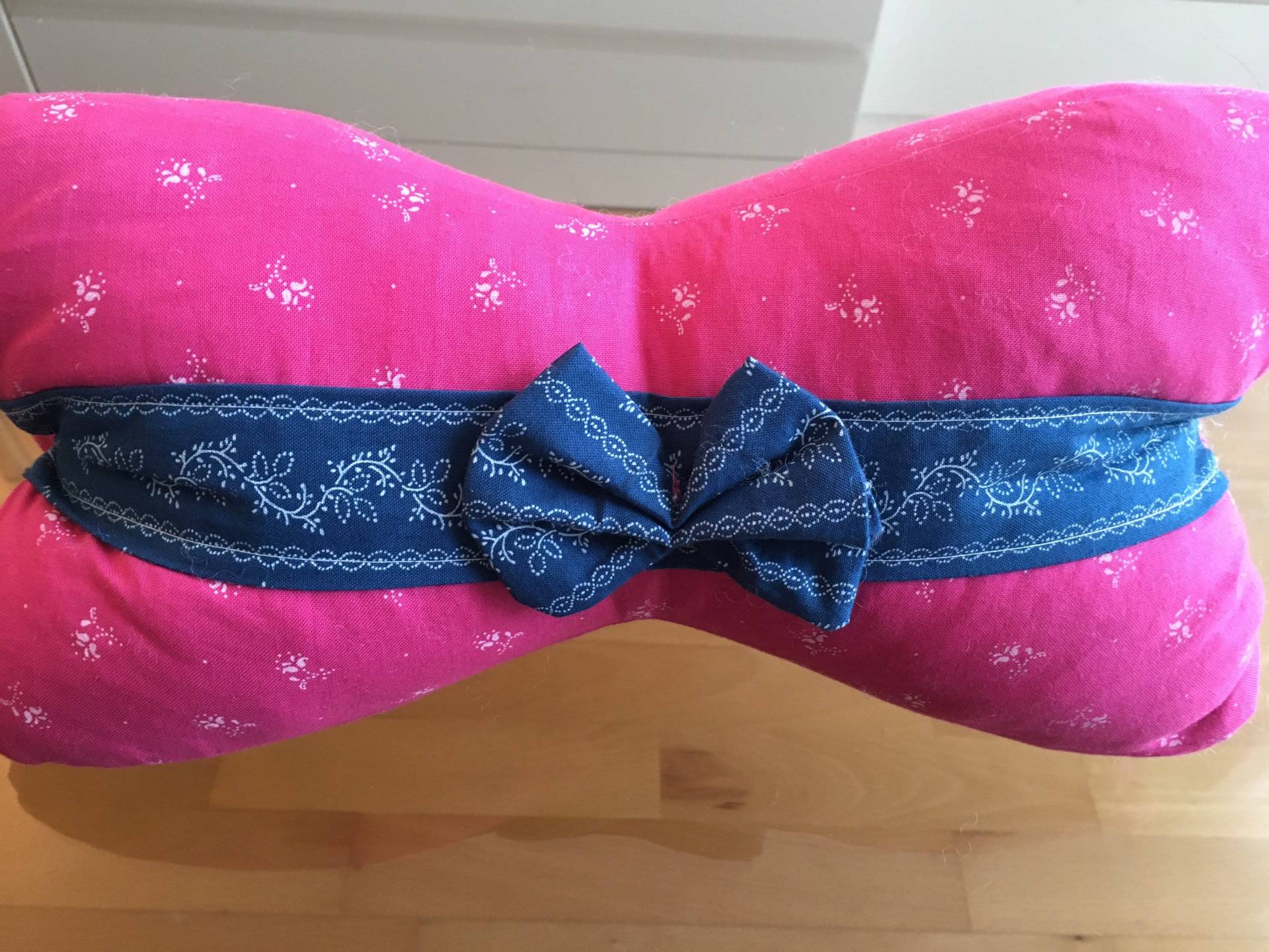 Leseknochen Claudia, Einzelstück Dekokissen , Lesekissen, Entspannungskissen, Wellness, Wohlfühlen Leseknochen Claudia, Einzelstück Dekokissen , Lesekissen, Entspannungskissen, Wellness, Wohlfühlen von HOBBYNAEHSTUEBERL