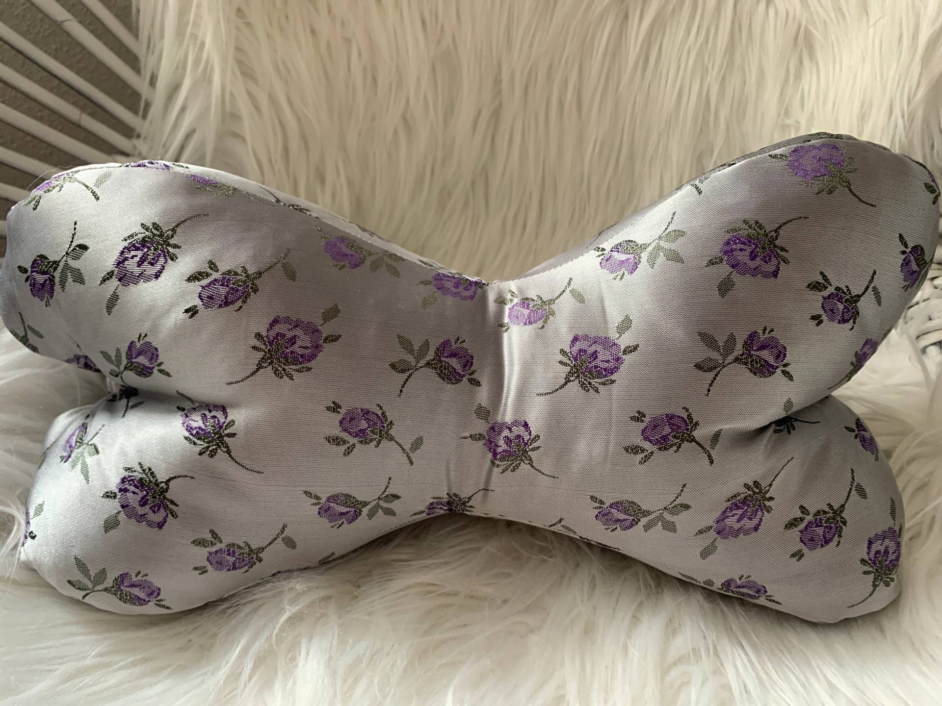 Leseknochen Flower, Lesekissen, Nackenkissen, Relaxkissen, Wellness Leseknochen Flower, Lesekissen, Nackenkissen, Relaxkissen, Wellness von HOBBYNAEHSTUEBERL