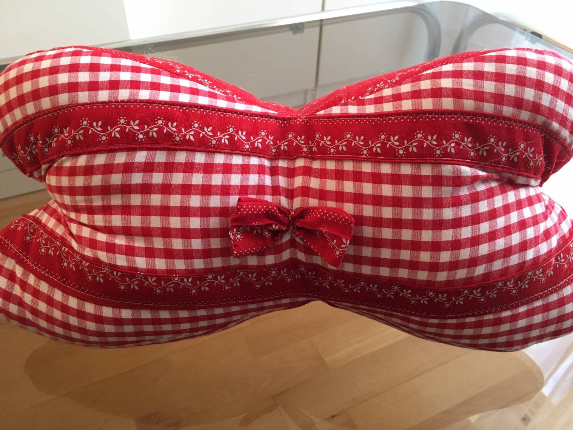 Leseknochen Heidi Rot/Karo, Dekokissen Lesekissen, Entspannungskissen, Wellness, Wohlfühlen, Relax Leseknochen Heidi Rot/Karo, Dekokissen Lesekissen, Entspannungskissen, Wellness, Wohlfühlen, Relax von HOBBYNAEHSTUEBERL