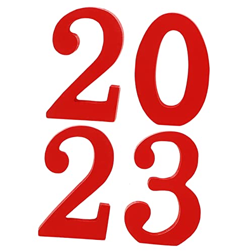HOLIDYOYO 4 Stück 2023 Holzschnitzerei Zahlenskulptur Hausnummern 2023 Tischdekoration Innenklasse 2023 Tischschild Dekorationen Tischdekoration Willkommen Tafelaufsätze Hochzeit Rot von HOLIDYOYO