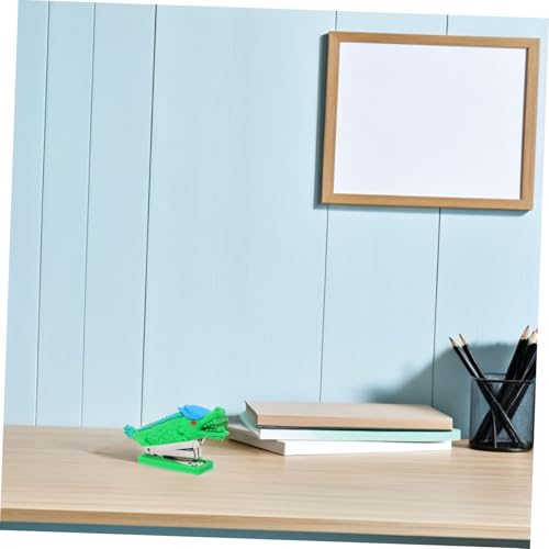HOODANCOS Mini Dragon Heftgerät Grün Niedlicher Tragbarer Mini Hefter aus Edelstahl Langlebig und Vielseitig für Bürobedarf Schüler und Mädchen Modisches Cartoon Schreibwaren Accessoire HOODANCOS Mini Dragon Heftgerät Grün Niedlicher Tragbarer Mini Hefter aus Edelstahl Langlebig und Vielseitig für Bürobedarf Schüler und Mädchen Modisches Cartoon Schreibwaren Accessoire von HOODANCOS
