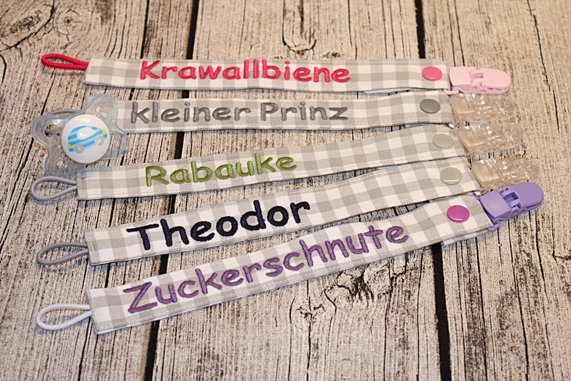 Schnullerband Mit Namen, Wunschtext, Persönlicher Stickerei - Nuckihalter, Schnullerkette Schnullerband Mit Namen, Wunschtext, Persönlicher Stickerei - Nuckihalter, Schnullerkette von HahnenTrittShop