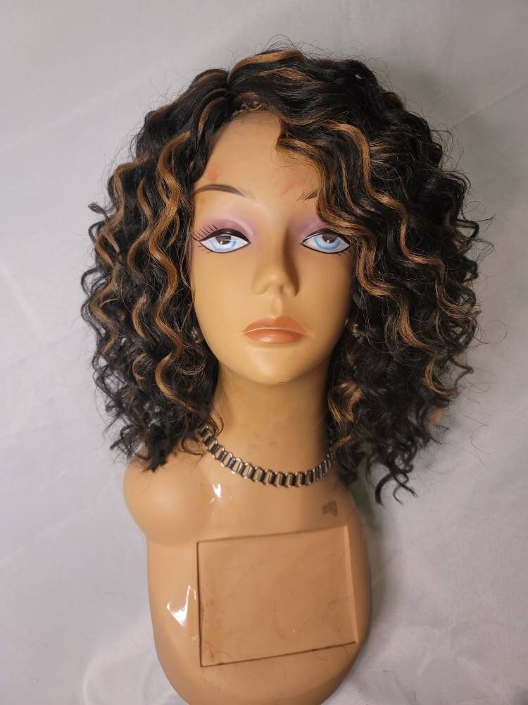 Neue Handgefertigte Gehäkelte Perücke Farbe #1B/27 Neue Handgefertigte Gehäkelte Perücke Farbe #1B/27 von HairProphecyWigShop