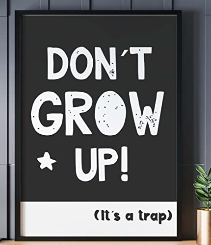 Handmade By Stukk Posterdruck Don't Grow Up, lustiges Kinderzimmer, Schlafzimmer, Jungen, Mädchen, Wanddekoration, A0 – (841 x 1189 mm) von Handmade By Stukk