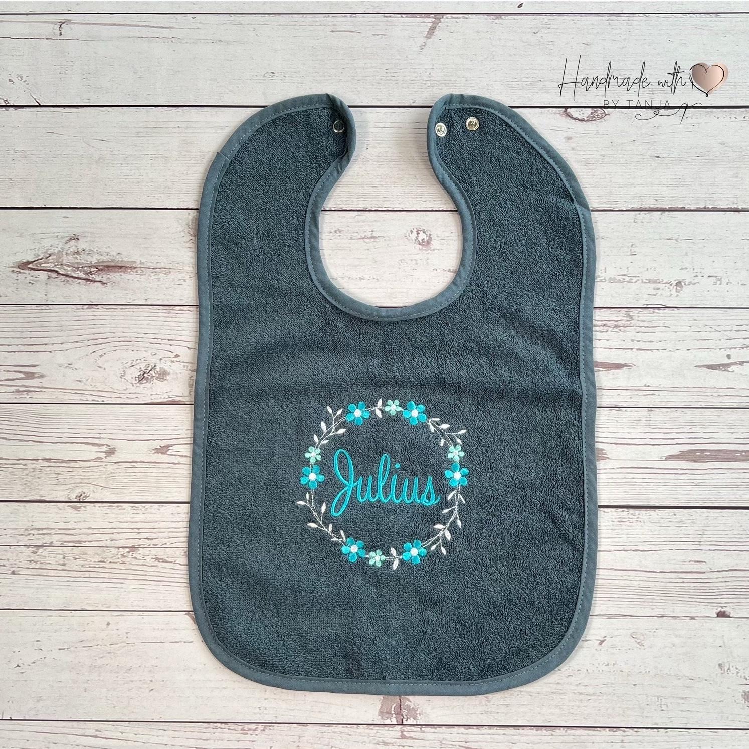 Lätzchen Mit Blumenkranz Und Namen Bestickt | Geschenkidee Kind Babygeschenk Zur Geburt I Geschenk Babyparty Lätzchen Mit Blumenkranz Und Namen Bestickt | Geschenkidee Kind Babygeschenk Zur Geburt I Geschenk Babyparty von HandmadelovebyTanja