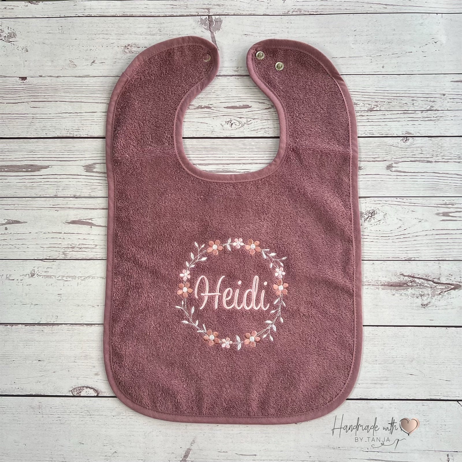 Lätzchen Mit Blumenkranz Und Namen Bestickt | Personalisiertes Spucktuch I Geschenkidee Kind Baby Geschenk Lätzchen Mit Blumenkranz Und Namen Bestickt | Personalisiertes Spucktuch I Geschenkidee Kind Baby Geschenk von HandmadelovebyTanja