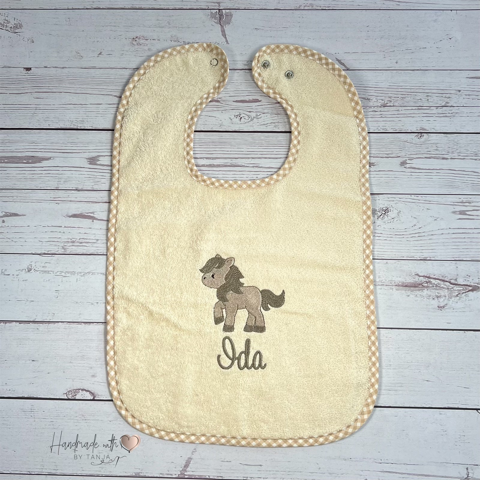 Lätzchen Mit Pferd Und Namen Bestickt | Spucktuch Personalisiert Babylatz Motiv Wunschnamen Baby Geschenk Lätzchen Mit Pferd Und Namen Bestickt | Spucktuch Personalisiert Babylatz Motiv Wunschnamen Baby Geschenk von HandmadelovebyTanja