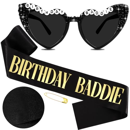Hapdoo Geburtstags-Baddie-Schärpe und Sonnenbrille für Frauen, schwarze Schärpe mit Goldfolie für Mädchen, lustige Geburtstagsdekorationen, Baddie-Zubehör für Frauen und Männer, Partyzubehör Hapdoo Geburtstags-Baddie-Schärpe und Sonnenbrille für Frauen, schwarze Schärpe mit Goldfolie für Mädchen, lustige Geburtstagsdekorationen, Baddie-Zubehör für Frauen und Männer, Partyzubehör von Hapdoo