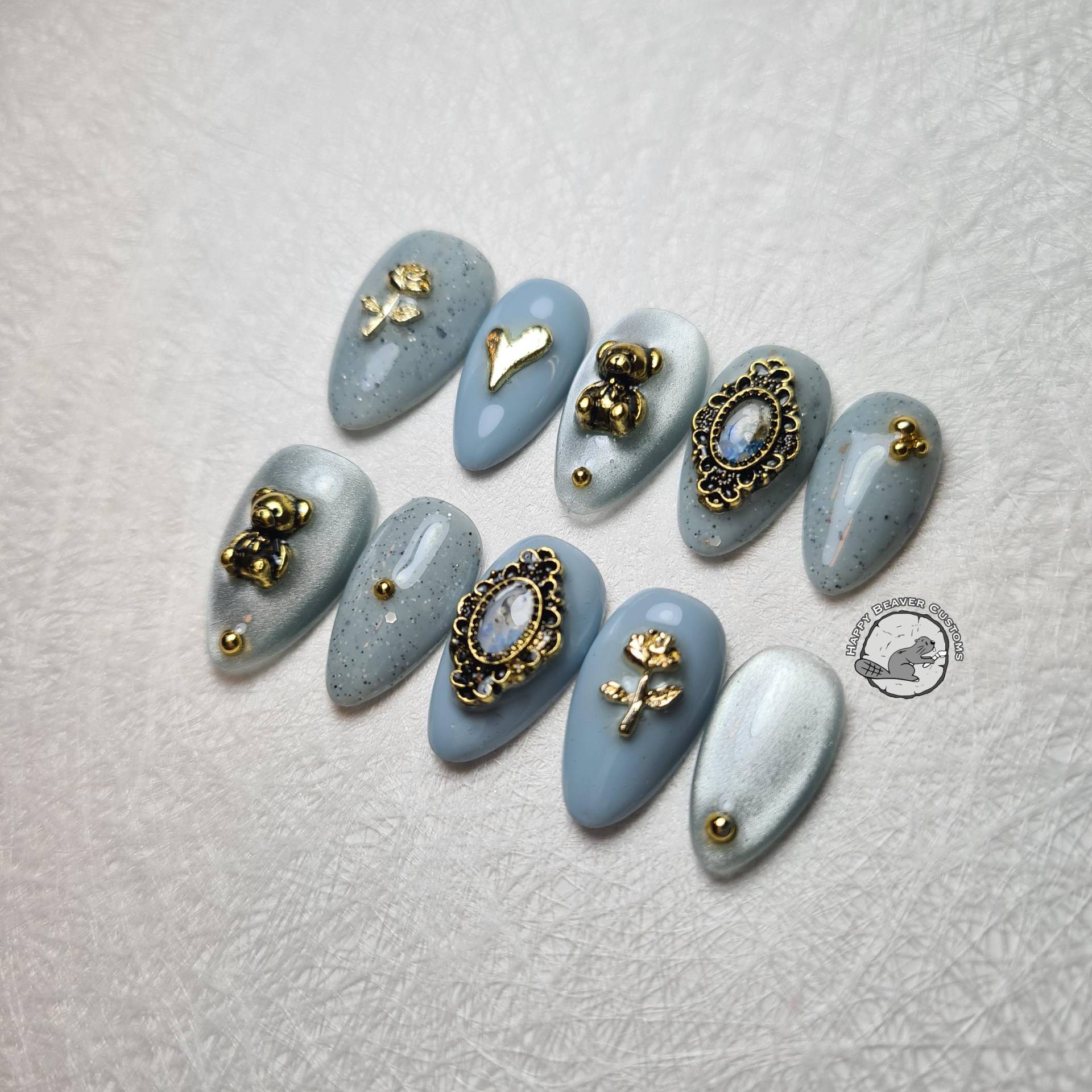 Vintage Style 3D Press On Nails, Retro Fashion Nägel, Kurze Mandel Blau Grau Teddybären Und Blumen Gel Nagel Vintage Style 3D Press On Nails, Retro Fashion Nägel, Kurze Mandel Blau Grau Teddybären Und Blumen Gel Nagel von HappyBeaverCustoms