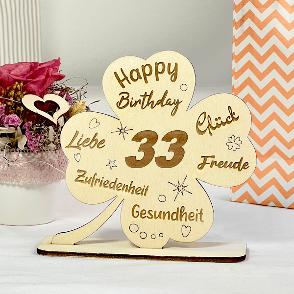 Graviertes Glücks-Kleeblatt zum 33. Geburtstag, Holz als Deko & Geschenk von Happygoods GmbH
