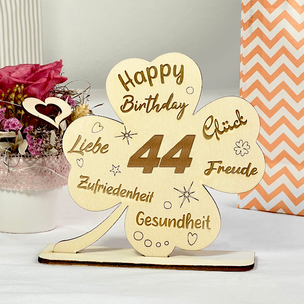 Graviertes Glücks-Kleeblatt zum 44. Geburtstag, Holz als Deko & Geschenk von Happygoods GmbH