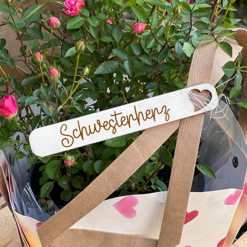 Holz-Anhänger mit Gravur Schwesterherz für Blumen & Geschenke mit Herzloch