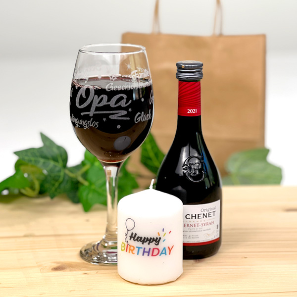 Wein-Geschenkset "Opa": graviertes Weinglas, Rotwein & Kerze von Happygoods GmbH
