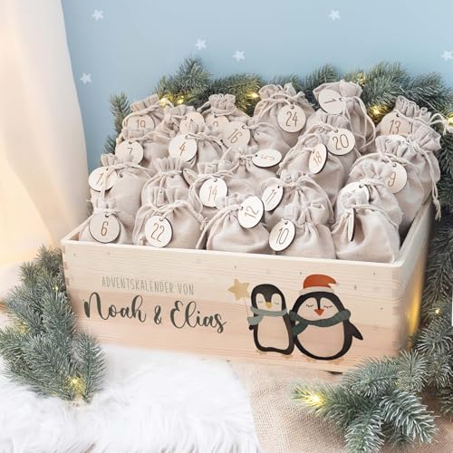 Personalisierte Adventskiste - Adventskalender aus Holz mit Namen - Gravur Kalender DIY für Geschwister - Weihnachtskalender für Kinder - hello mini (Pinguine Geschwister/Paare) von hellomini