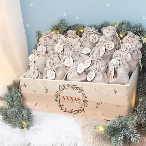 Personalisierte Adventskiste - Adventskalender aus Holz mit Namen - Gravur Kalender DIY - Weihnachtskalender für Kinder - hello mini (Weihnachtskranz) von hellomini