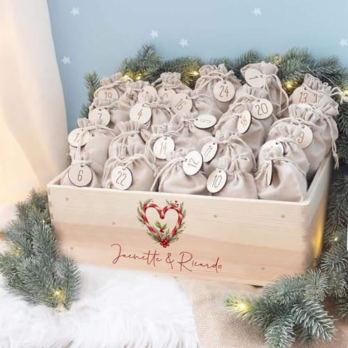 Personalisierte Adventskiste - Adventskalender für Erwachsene aus Holz mit Namen - Gravur Kalender DIY - Weihnachtskalender für Paare - hello mini (Zuckerherz Paare) von hellomini