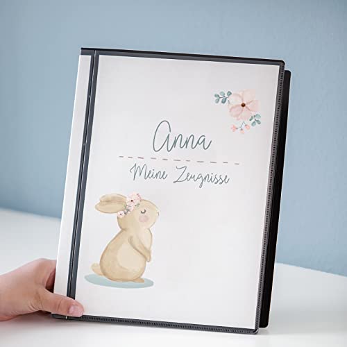 Personalisierte Zeugnismappe Kinder - Personalisiertes Geschenk zur Einschulung - inkl. 20 Klarsichthüllen DIN A4 - Zeugnismappe Mädchen - Zeugnismappe Junge - hellomini (Hase) von hellomini