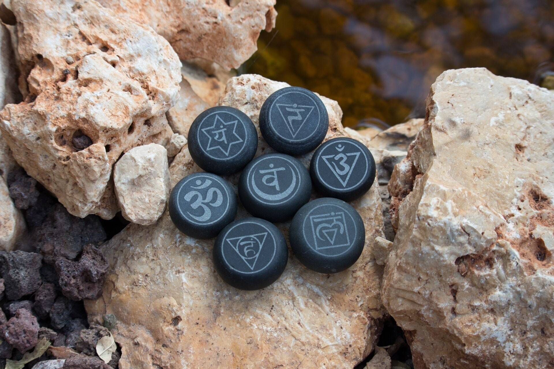 7 Chakra Gravierte Kleine Basaltsteine, Spa-Geschenk Heiße Steine Massagewerkzeuge Basaltstein-Set, Natürliche Lava Basalt Warme Erhitzte Felsen 7 Chakra Gravierte Kleine Basaltsteine, Spa-Geschenk Heiße Steine Massagewerkzeuge Basaltstein-Set, Natürliche Lava Basalt Warme Erhitzte Felsen von HeatAndSmoke