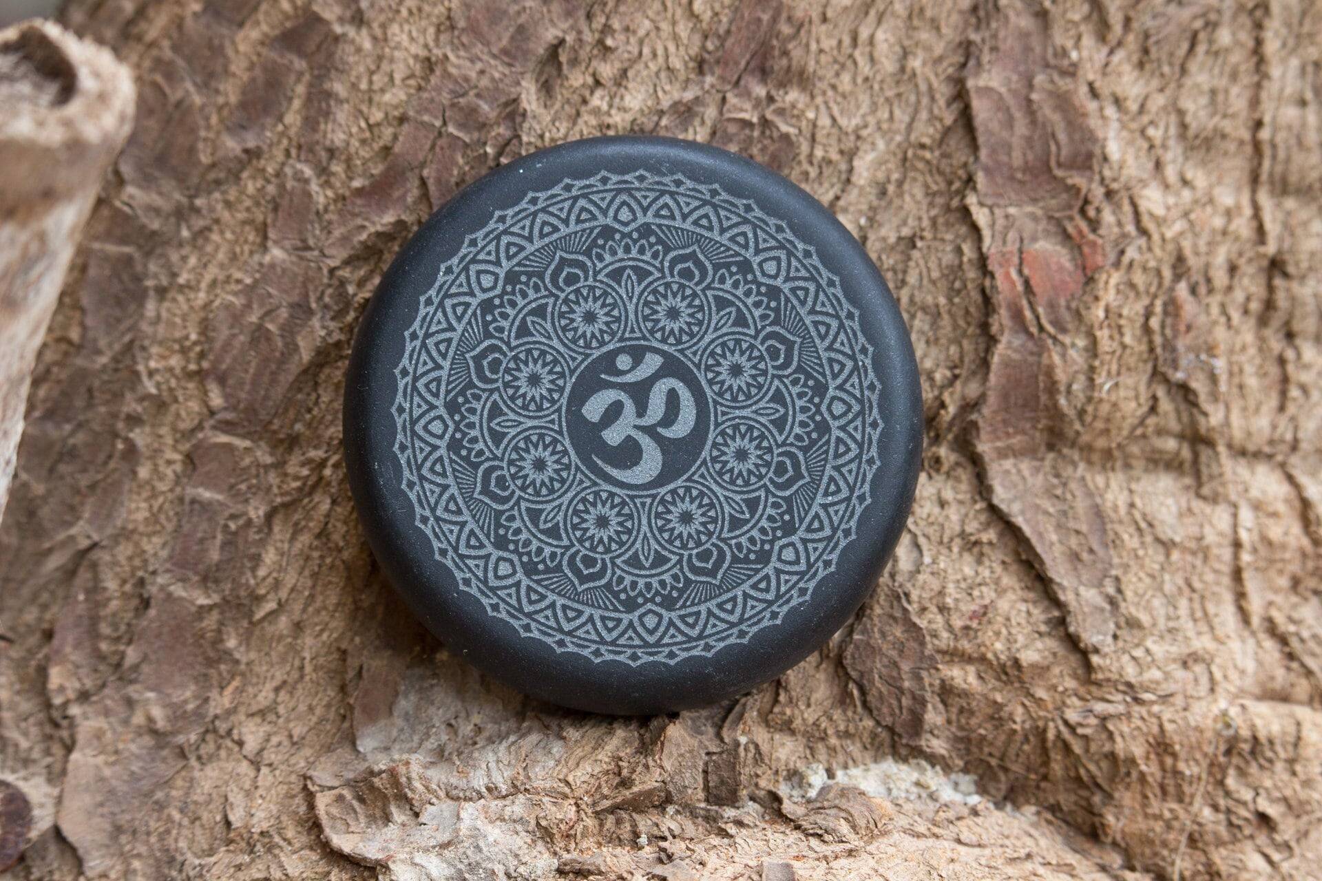 Om-Symbol Gravierter Großer Basaltstein Für Hot-stone-Massage, Werkzeug-Spa-Geschenk | 8 cm, Natürlicher Lava-Basalt-Gestein, Warmer, Erhitzter Om-Symbol Gravierter Großer Basaltstein Für Hot-stone-Massage, Werkzeug-Spa-Geschenk | 8 cm, Natürlicher Lava-Basalt-Gestein, Warmer, Erhitzter von HeatAndSmoke