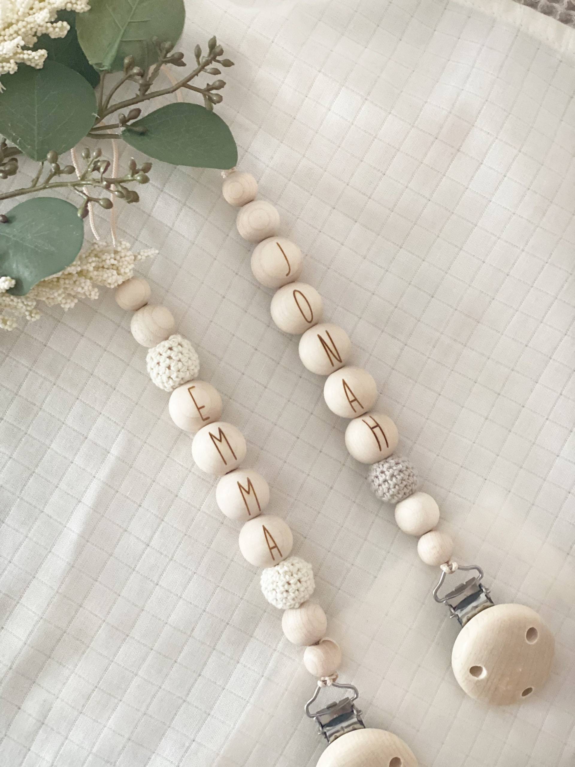 Schnullerkette Holz Personalisiert | Mit Namen Gravierte Perlen Mädchen Junge Schlicht Natur Beige Grau Häkelperle Schnullerkette Holz Personalisiert | Mit Namen Gravierte Perlen Mädchen Junge Schlicht Natur Beige Grau Häkelperle von HerZauber