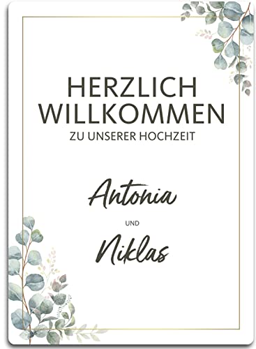 Herz & Heim® PVC Schild als Hochzeitsdeko "Willkommen zu unserer Hochzeit", 50 x 70 cm, mit Eukalyptusmotiv und Wunschnamen von Herz & Heim