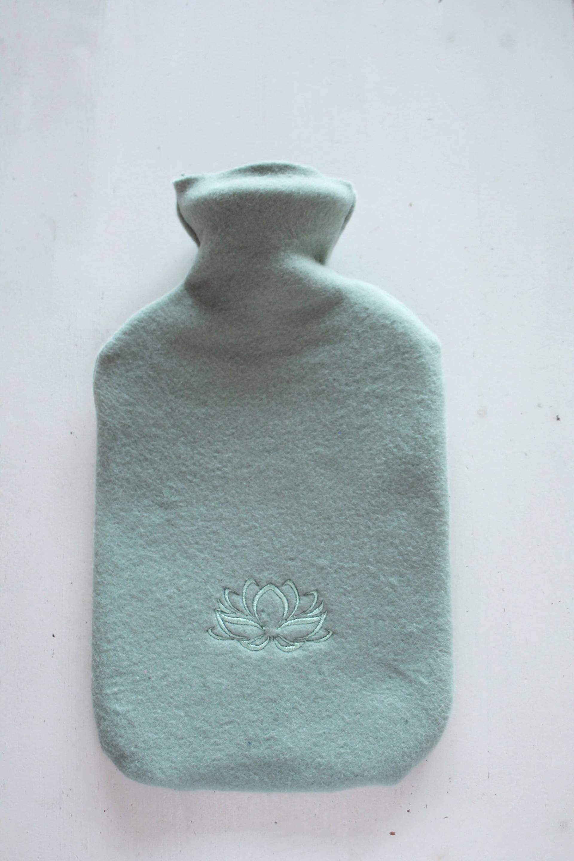 Wärmflasche 100% Bio-Baumwollfleece Mint Mit Stickerei Lotusblume Wärmflasche 100% Bio-Baumwollfleece Mint Mit Stickerei Lotusblume von HerzensKleiderStoffe