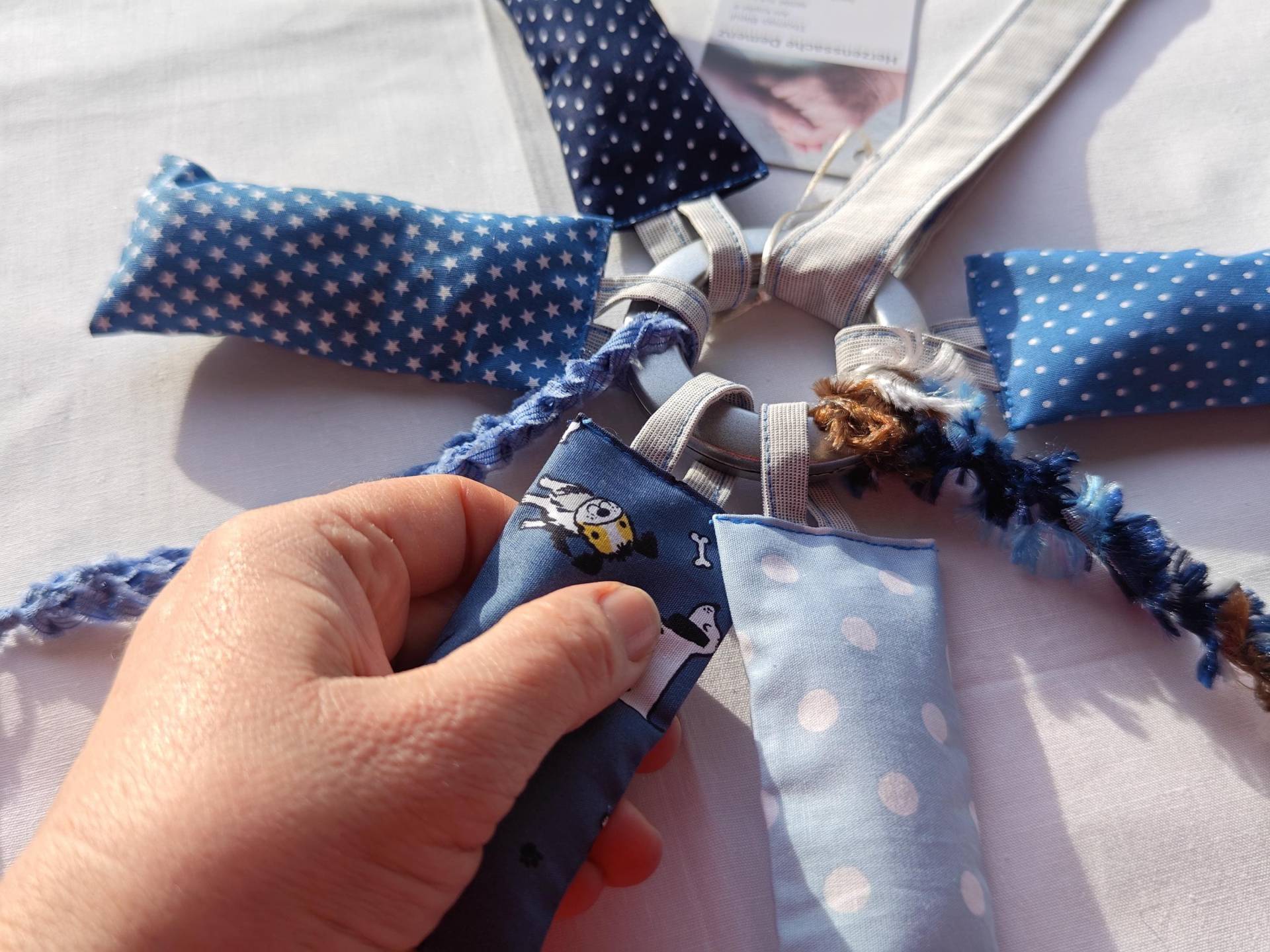 Nestelring Mit 5 Fühl-Säckchen Und Einem Clip Für Menschen Demenz, Personalisierbar Nestelring Mit 5 Fühl-Säckchen Und Einem Clip Für Menschen Demenz, Personalisierbar von HerzenssacheDemenz