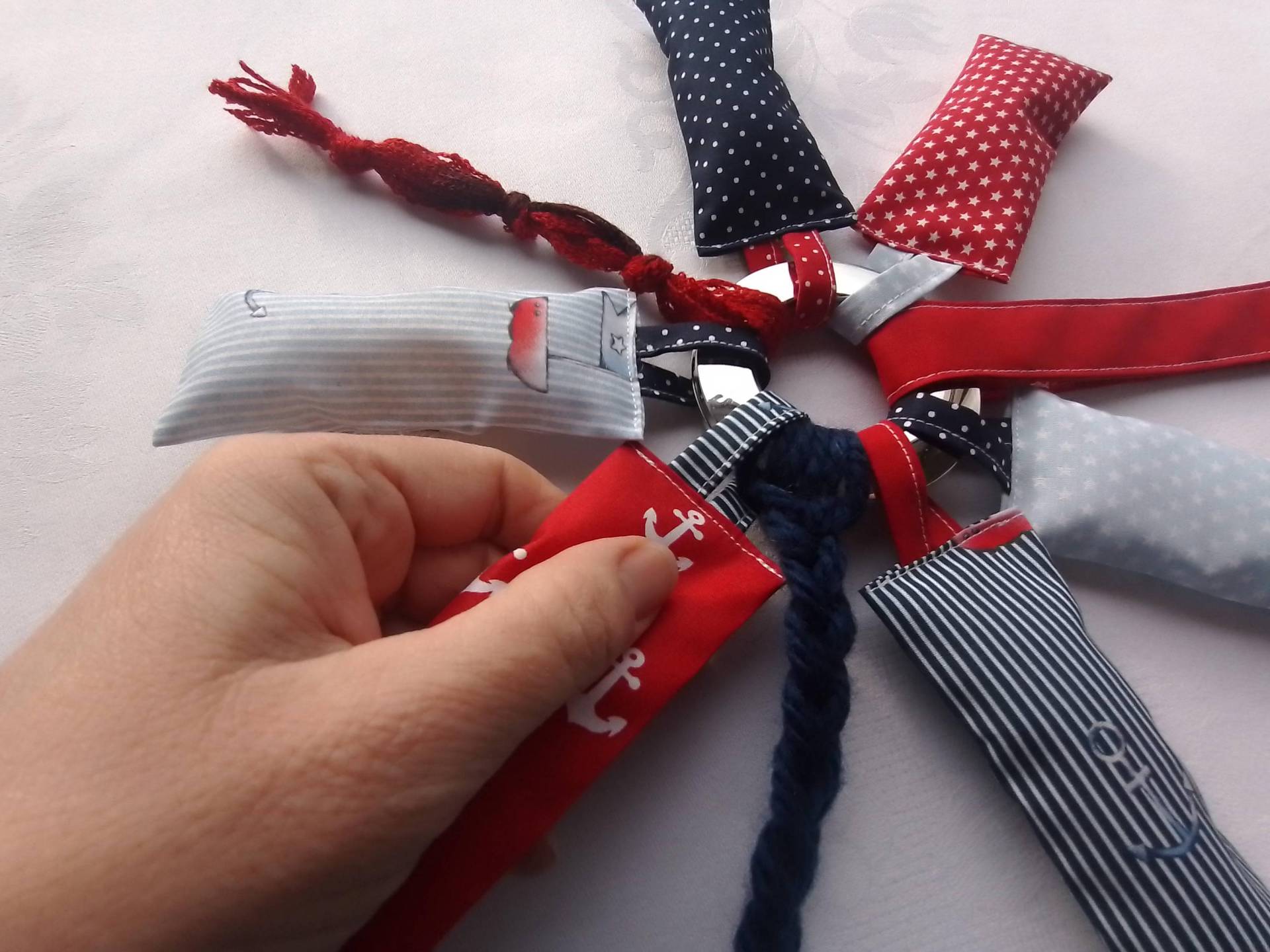 Nestelring Mit 6 Fühl-Säckchen Und Einem Clip Für Menschen Demenz Oder Autismus, Personalisierbar Nestelring Mit 6 Fühl-Säckchen Und Einem Clip Für Menschen Demenz Oder Autismus, Personalisierbar von HerzenssacheDemenz